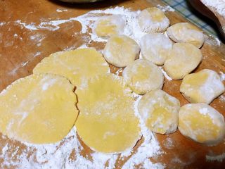 9、玉米面酸菜蒸包,面团分成几份切成小剂子擀成包子皮