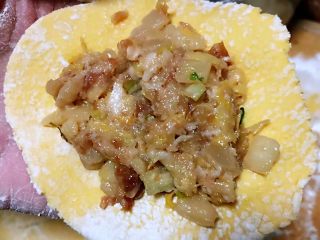 10、玉米面酸菜蒸包,适当的馅料放入皮中间对折包成包子