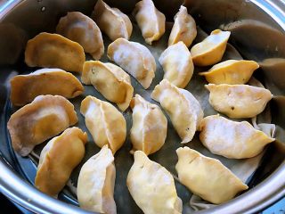12、玉米面酸菜蒸包,包子摆入蒸锅中大火蒸25分钟