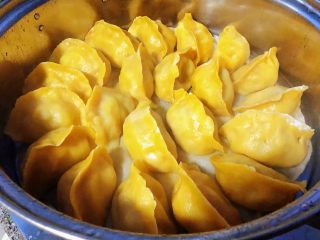 13、玉米面酸菜蒸包,蒸好的包子金灿灿的好诱人