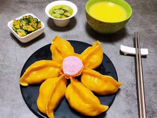 14、玉米面酸菜蒸包,包子装入盘中搭配玉米面粥、腊八蒜、萝卜咸菜就是完美的标配