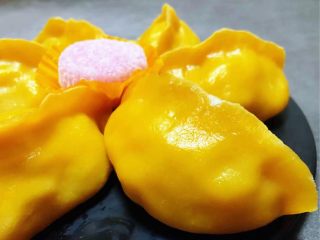 17、玉米面酸菜蒸包,玉米面属于粗粮对身体健康有益处应该经常食用