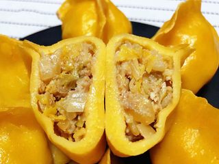 18、玉米面酸菜蒸包,酸菜猪肉馅搭配玉米面面皮入口香浓可口回味无穷