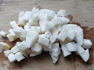 3、山药枸杞粥,切成小块