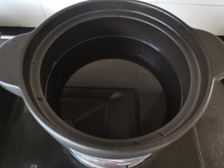 4、山药枸杞粥,砂锅中放入适量的清水