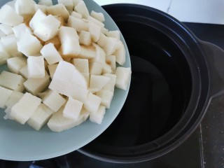 5、山药枸杞粥,倒入山药