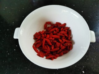 8、山药枸杞粥,枸杞清洗干净备用