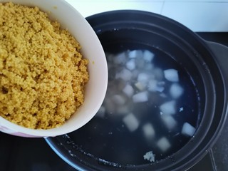 10、山药枸杞粥,烧好倒入小米,搅拌均匀继续烧开转中小火