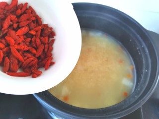 13、山药枸杞粥,倒入枸杞焖一分钟