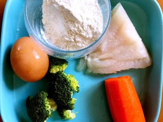 1、另类的吃鱼方式,没刺又Q弹,胡萝卜削皮,西兰花洗净备用