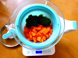 2、另类的吃鱼方式,没刺又Q弹,胡萝卜切丁,和西兰花一蒸煮