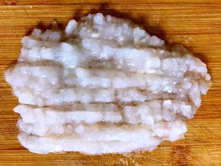 4、另类的吃鱼方式,没刺又Q弹,把用柠檬片提前腌制好的鳕鱼去皮,剔除鱼刺剁成鱼泥