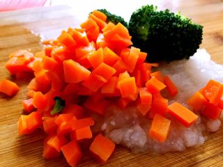 5、另类的吃鱼方式,没刺又Q弹,蒸好的胡萝卜,西兰花稍微放凉后一起剁碎