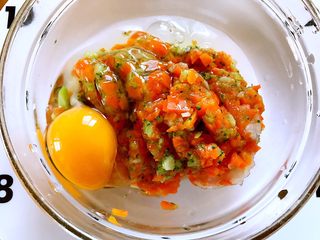 7、另类的吃鱼方式,没刺又Q弹,剁好的蔬菜碎倒入碗中,加一个个鸡蛋,再加一小勺水,搅拌均匀