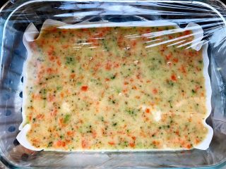 10、另类的吃鱼方式,没刺又Q弹,用耐高温保鲜膜封好,再用牙签扎几个小孔,上锅蒸20分钟