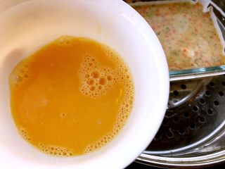 11、另类的吃鱼方式,没刺又Q弹,取另一个鸡蛋,取蛋黄打散。