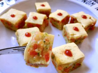 15、另类的吃鱼方式,没刺又Q弹,平底锅加一点点油,把鱼肉蔬菜饼放进去小火煎制金黄色