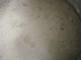 2、蛋奶醪糟燕麦粥#健康美颜餐#,牛奶倒入锅中，加醪糟和燕麦片煮开，依次搅入葛粉，鸡蛋液再次煮开，撒入葡萄干枸杞关火即可。