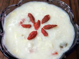 3、蛋奶醪糟燕麦粥#健康美颜餐#,盛入碗中加枸杞装饰即可开吃啦！