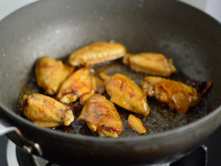 5、啤酒鸡翅,倒入酱油，翻炒上色