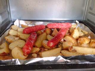 9、经典美式早餐,烤土豆还剩最后10分钟时放入香肠