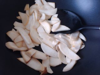 11、经典美式早餐,倒入杏鲍菇翻炒，放入适量海盐和黑胡椒调味