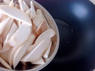 10、经典美式早餐,锅中放入适量橄榄油