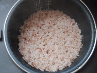 6、鲜虾沙拉饭团,米饭煮好后