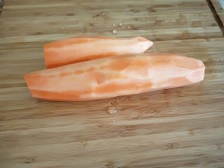 3、红薯花生白米粥,去皮洗干净。