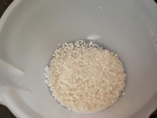 4、红薯花生白米粥,大米西勺洗干净。