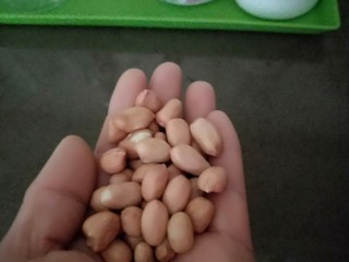 5、红薯花生白米粥,花生米一把洗干净。