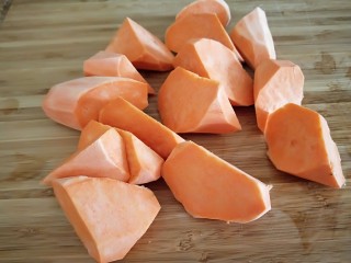 6、红薯花生白米粥,红薯切成滚刀块。