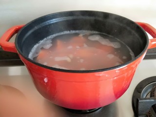 7、红薯花生白米粥,锅烧开放入红薯，花生米。