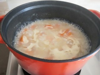 8、红薯花生白米粥,开锅放入大米。