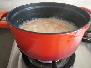 9、红薯花生白米粥,小火熬制浓稠了关火。