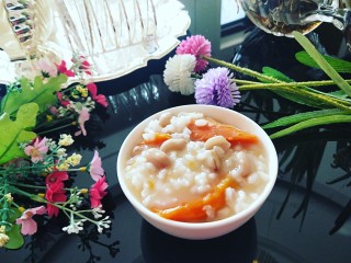 11、红薯花生白米粥,成上一碗趁热吃了。