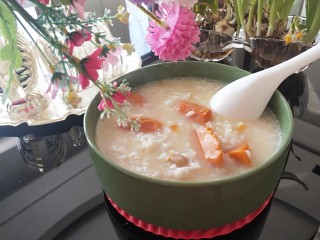 10、红薯花生白米粥,倒入盆中上桌了。