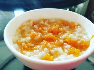 12、红薯花生白米粥,还是喜欢夹烂了吃。