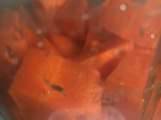 2、向日葵豆沙面包,放入料理机加水100克