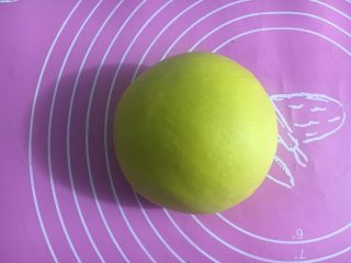 9、向日葵豆沙面包,取出面团滚圆，盖上保鲜膜静止发酵