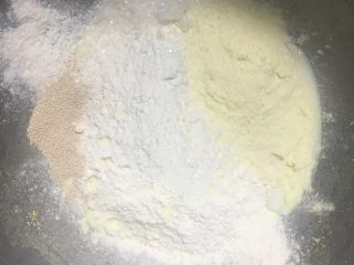 10、向日葵豆沙面包,再继续揉白色面团，放入除黄油外的所有材料