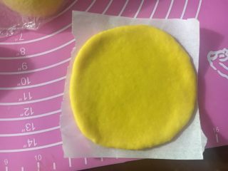 20、向日葵豆沙面包,擀开成一个圆形