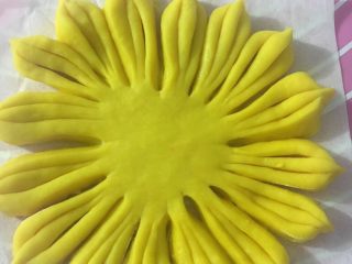 26、向日葵豆沙面包,依次全部捏好