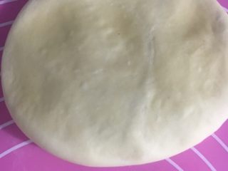 28、向日葵豆沙面包,白色面团按压排气