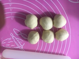 29、向日葵豆沙面包,平均分成6个小面团