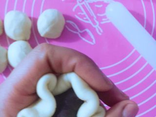 31、向日葵豆沙面包,利用虎口收口