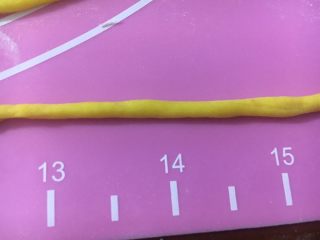 37、向日葵豆沙面包,稍微搓一下