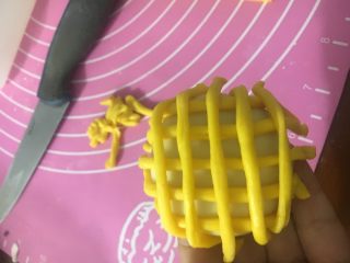 39、向日葵豆沙面包,横着竖着各放5条，一共是10条，把多余的面条收拢在面团底下