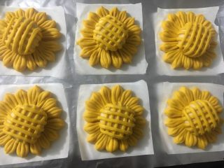 41、向日葵豆沙面包,分别都做好