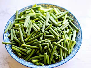 1、蒜苔炒肉,蒜苔洗净，切段